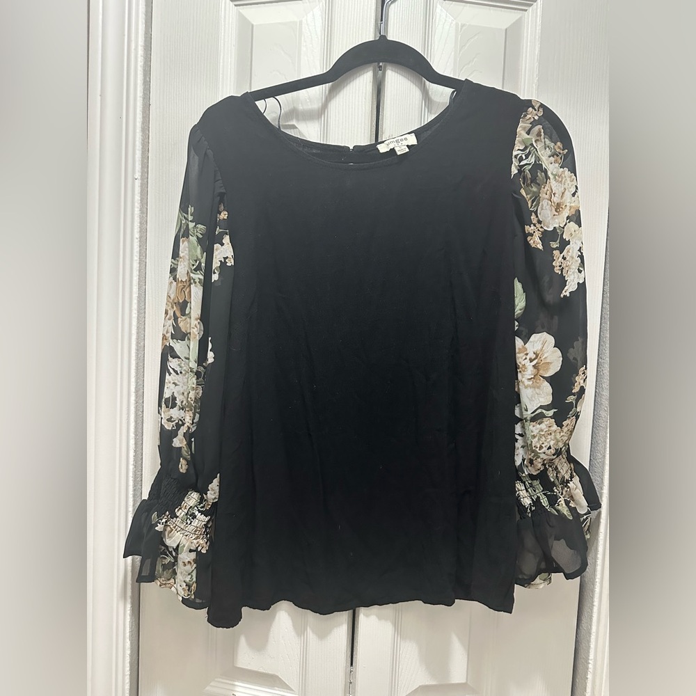Umgee Black Top‎ with Floral Sleeves